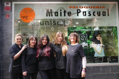 Elena, Isabel, Virginia, Paula y Maite, equipo de la peluquería unisex y estética Maite Pascual.