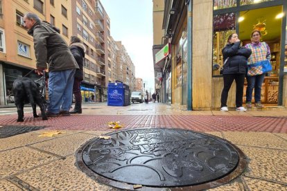 Alcantarilla de Stranger Things en la plaza de la Circular