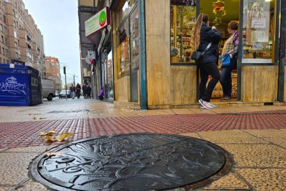 Alcantarilla de Stranger Things en la plaza de la Circular