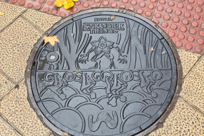 Alcantarilla de Stranger Things en la plaza de la Circular