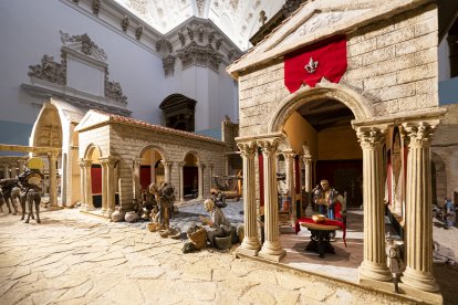 En primer plano, Herodes con el decreto de persecución de los inocentes.