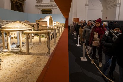 Primeros visitantes al belén monumental