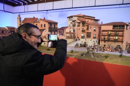 Un hombre fotografía el belén