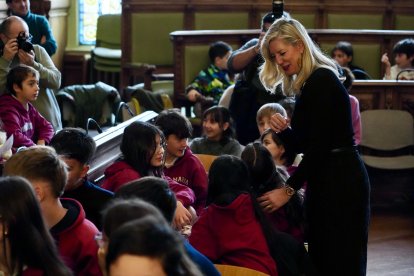 La primera teniente de alcalde y concejala de Educación y Cultura, Irene Carvajal, preside el acto con los escolares por el aniversario de la Constitución.