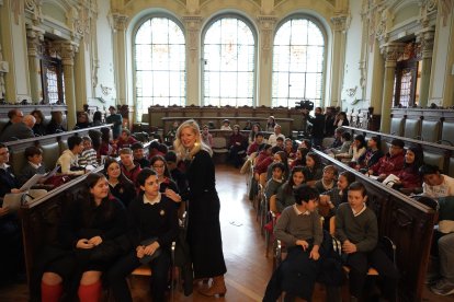 La primera teniente de alcalde y concejala de Educación y Cultura, Irene Carvajal, preside el acto con los escolares por el aniversario de la Constitución.