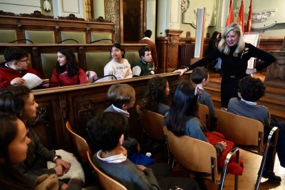 La primera teniente de alcalde y concejala de Educación y Cultura, Irene Carvajal, preside el acto con los escolares por el aniversario de la Constitución.