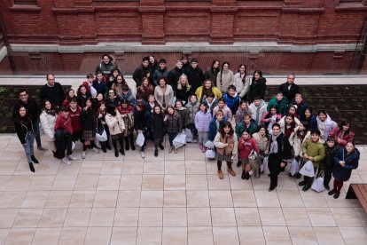 La primera teniente de alcalde y concejala de Educación y Cultura, Irene Carvajal, preside el acto con los escolares por el aniversario de la Constitución.