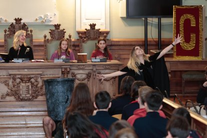 La primera teniente de alcalde y concejala de Educación y Cultura, Irene Carvajal, preside el acto con los escolares por el aniversario de la Constitución.