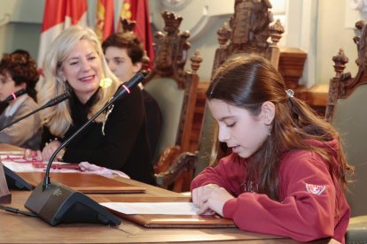 La primera teniente de alcalde y concejala de Educación y Cultura, Irene Carvajal, preside el acto con los escolares por el aniversario de la Constitución.