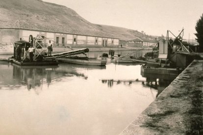 Batea o barcaza de draga.