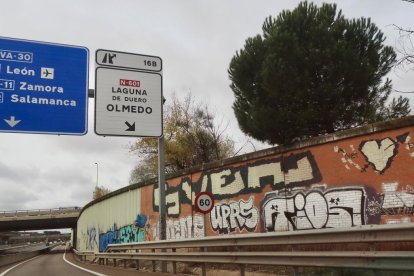 Grafitis en la VA-20 y VA-30