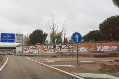 Grafitis en la VA-20 y VA-30