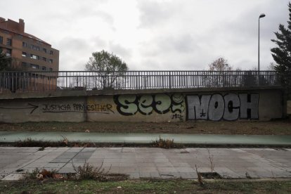 Grafitis en la VA-20 y VA-30