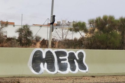 Grafitis en la VA-20 y VA-30