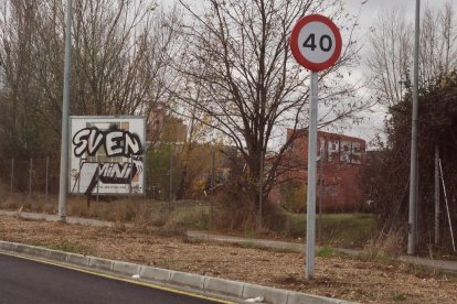 Grafitis en la VA-20 y VA-30