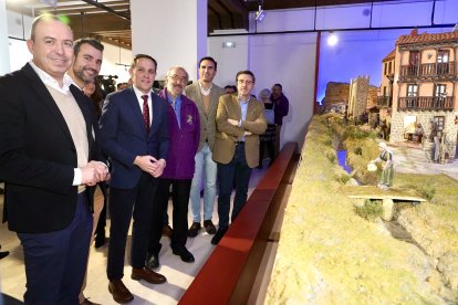 El presidente de la institución,Conrado Ísca, inaugura el Belén Monumental de la Diputación