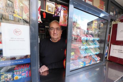 Ángel Martín, propietario del quiosco situado en la entrada de la calle Santiago por la plaza de Zorrilla.