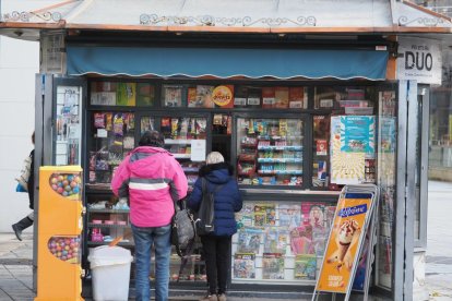 Quiosco de calle, situado en la entrada de la calle Santiago por la plaza de Zorrilla.