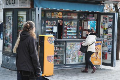 Quiosco de calle, situado en la entrada de la calle Santiago por la plaza de Zorrilla.