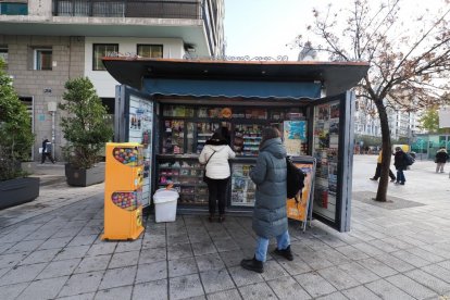 Quiosco de calle, situado en la entrada de la calle Santiago por la plaza de Zorrilla.