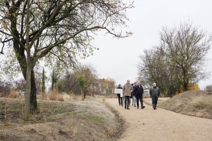 El alcalde de Valladolid, Jesús Julio Carnero, visita la Reserva Biológica Urbana ‘El Tomillo’.