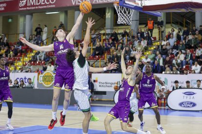 Un momento del duelo entre Córdoba y el UEMC.