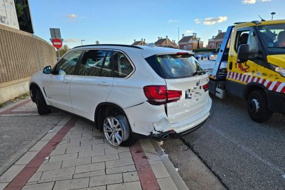 Estado de un coche afectado por el detenido por conducción temeraria en Valladolid.