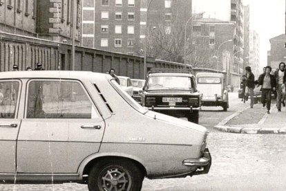 Un grupo de personas corriendo en una protesta en 1973