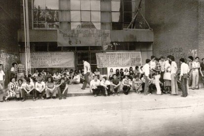 Sentada de alumnos de Maestría Industrial a la entrada del Instituto Politécnico en protesta por la suspensión del segundo ciclo de formación profesional en horario nocturno en 1977