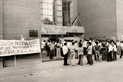 Sentada de alumnos de Maestría Industrial a la entrada del Instituto Politécnico en protesta por la suspensión del segundo ciclo de formación profesional en horario nocturno en 1977