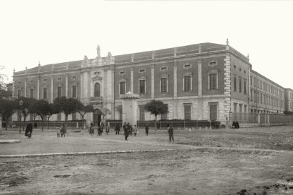 El colegio San José, que da en un lateral a la calle de La Merced, en 1915