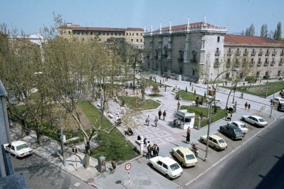 Vista aérea de la plaza de Santa Cruz desde la esquina con la Merced. Al fondo el Palacio de Santa Cruz en los años 90