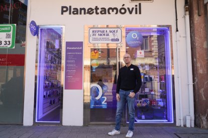 Antonio Nozal, dueño de la tienda de reparación y venta de dispositivos móviles Planetamóvil