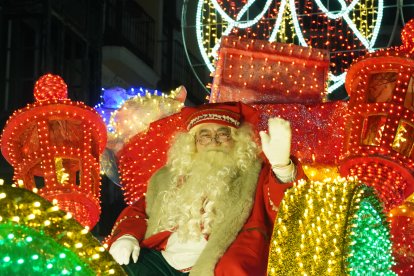 La tradicional 'Cabalgaza' de Papá Noel recorre las calles del centro de Valladolid