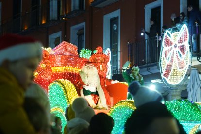 La tradicional 'Cabalgaza' de Papá Noel recorre las calles del centro de Valladolid