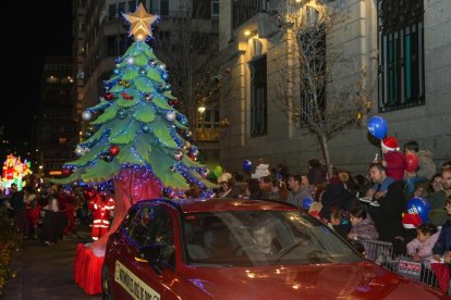 La tradicional 'Cabalgaza' de Papá Noel recorre las calles del centro de Valladolid