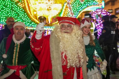 La tradicional 'Cabalgaza' de Papá Noel recorre las calles del centro de Valladolid