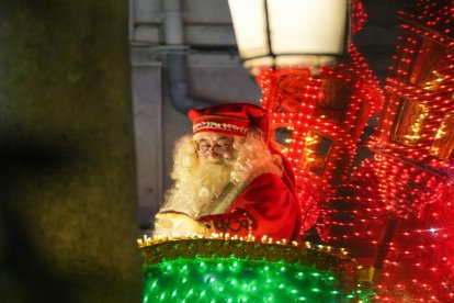 La tradicional 'Cabalgaza' de Papá Noel recorre las calles del centro de Valladolid