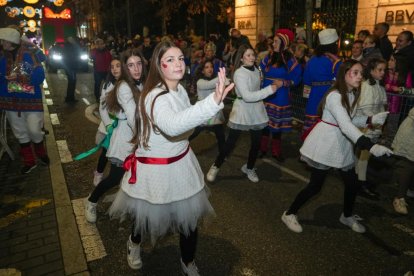 La tradicional 'Cabalgaza' de Papá Noel recorre las calles del centro de Valladolid