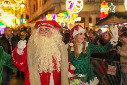 La tradicional 'Cabalgaza' de Papá Noel recorre las calles del centro de Valladolid