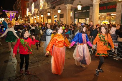 La tradicional 'Cabalgaza' de Papá Noel recorre las calles del centro de Valladolid