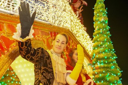 La tradicional 'Cabalgaza' de Papá Noel recorre las calles del centro de Valladolid
