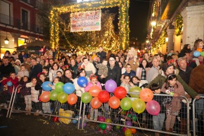 La tradicional 'Cabalgaza' de Papá Noel recorre las calles del centro de Valladolid