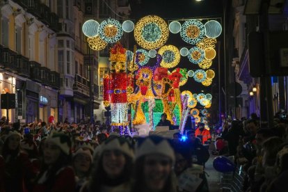 La tradicional 'Cabalgaza' de Papá Noel recorre las calles del centro de Valladolid