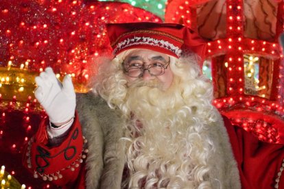 La tradicional 'Cabalgaza' de Papá Noel recorre las calles del centro de Valladolid