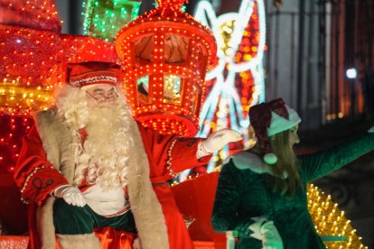 La tradicional 'Cabalgaza' de Papá Noel recorre las calles del centro de Valladolid