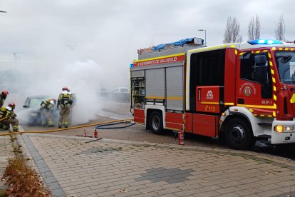 Bomberos intervienen en un incendio de un coche.