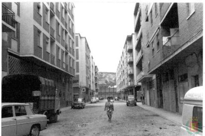 Una mujer con un niño pasea por la calle de San Lázaro en otra época.