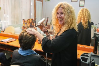Alicia Sáez, dueña de la peluquería Alicia, en el número 4 de la calle de San Lázaro de Valladolid.