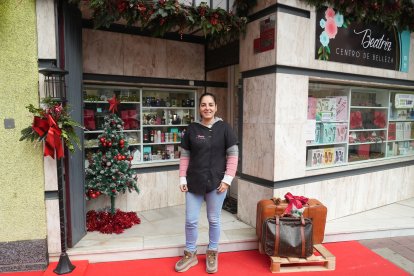 Beatriz Sanjuan, dueña del centro de estética Beatriz, en el número 8-10 de la calle de San Lázaro de Valladolid.